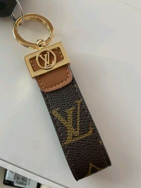 W/BOX 🟤 Brown Monogram Key Chain Strap w/Emblem